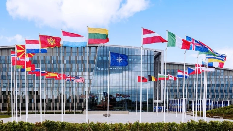 НАТО выгоняет 8 российских дипломатов, миссию РФ сократили вдвое