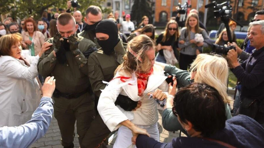 В воскресенье в Беларуси задержаны 442 человека. Пресс-секретарь МВД РБ жалуется на визжащих женщин