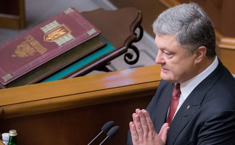 Порошенко: не можна змінювати Конституцію під конкретних осіб