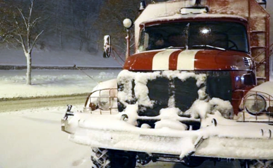 Непогода обесточила 147 населенных пунктов, дороги расчищают