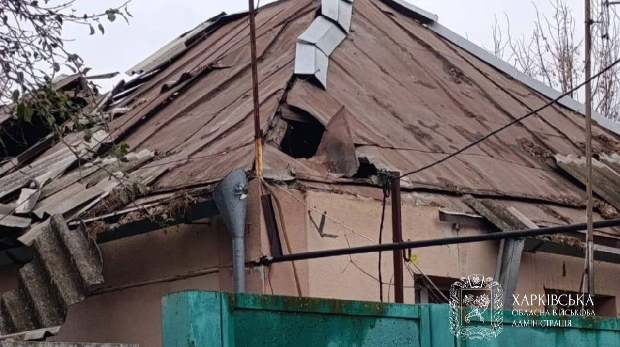 Attacchi russi in Ucraina: sette civili uccisi in tre regioni

Approfondimento
Gli attacchi russi contro i civili ucraini continuano a provocare vittime e danni alle infrastrutture. La situazione rimane critica in diverse aree del paese, con un impatto significativo sulla vita quotidiana dei civili.

Possibili Conseguenze
Le conseguenze di questi attacchi potrebbero essere gravi, con un aumento del numero di vittime e feriti, nonché danni alle infrastrutture e alle economie locali. Ciò potrebbe portare a una crisi umanitaria e a una destabilizzazione della regione.

Opinione
È fondamentale che la comunità internazionale condanni questi attacchi e si mobiliti per proteggere i civili ucraini e garantire il rispetto del diritto internazionale. La comunità internazionale deve agire rapidamente per porre fine alla violenza e trovare una soluzione pacifica al conflitto.

Analisi Critica dei Fatti
I fatti raccontano una storia di violenza e distruzione, con gli attacchi russi che colpiscono indiscriminatamente i civili e le infrastrutture. È essenziale analizzare questi eventi per comprendere le dinamiche del conflitto e trovare soluzioni per porre fine alla violenza. La comunità internazionale deve esaminare le cause profonde del conflitto e lavorare per risolvere le tensioni tra Ucraina e Russia.

Relazioni con altri fatti
Questi attacchi sono parte di un più ampio contesto di conflitto in Ucraina, con gli attacchi russi che continuano a provocare vittime e danni in diverse aree del paese. Il conflitto in Ucraina è legato a una serie di fattori, tra cui la storia della regione, le tensioni etniche e le rivalità geopolitiche.

Contesto storico
Il conflitto in Ucraina ha una lunga storia, con tensioni tra Ucraina e Russia che risalgono a molti anni fa. Gli attacchi russi contro i civili ucraini sono solo l'ultimo capitolo di questo conflitto. La storia della regione è caratterizzata da una serie di eventi traumatici, tra cui la seconda guerra mondiale e la dissoluzione dell'Unione Sovietica.

Fonti
Le fonti di questo articolo sono le amministrazioni militari dell'oblast di Donetsk, Kherson e Kharkiv, nonché Ukrainska Pravda. Per ulteriori informazioni, si può visitare il sito web di Ukrainska Pravda all'indirizzo https://www.pravda.com.ua/. La fonte originale dell'articolo è Ukrainska Pravda, disponibile all'indirizzo https://t.me/VadymFilashkin/12062, https://t.me/khersonskaODA/44578 e https://t.me/synegubov/18061.