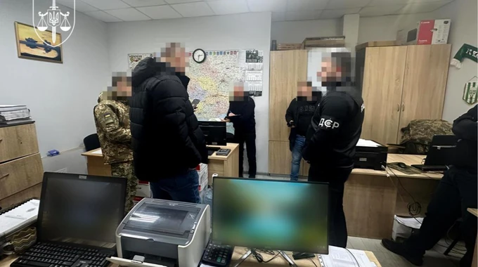 Прокуратура: Чиновник ГПСУ требовал откат за поставку запчастей для воинских частей