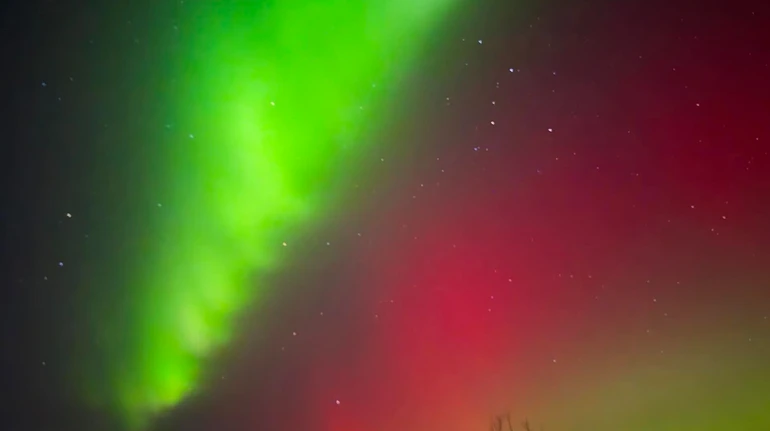 Изумрудное (и не только) небо: подборка фото полярного сияния над Украиной