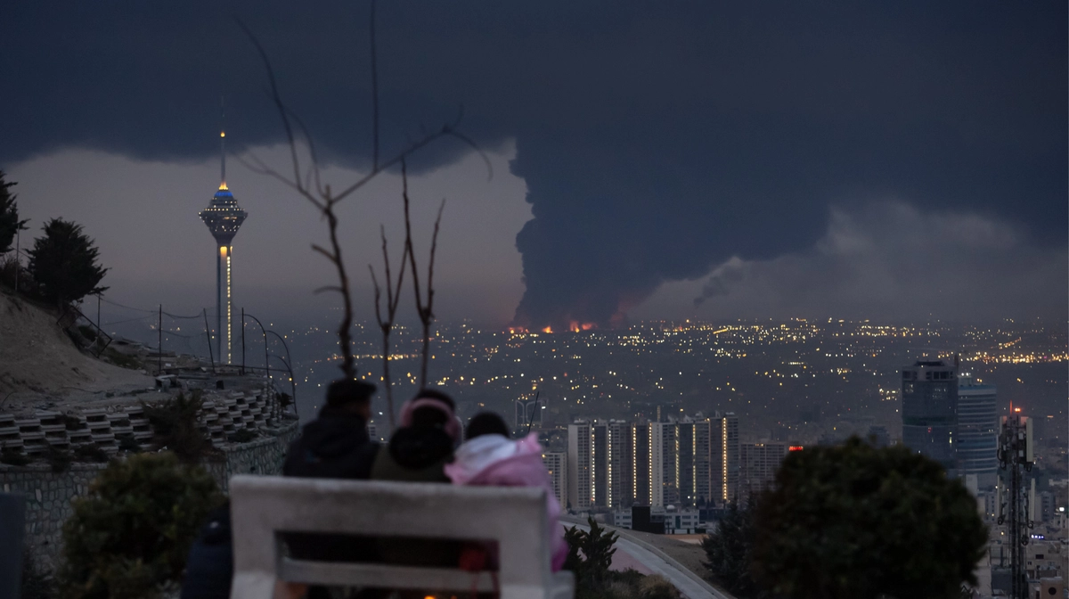 Sky over Tehran covered in thick smoke after strikes on oil depots ...