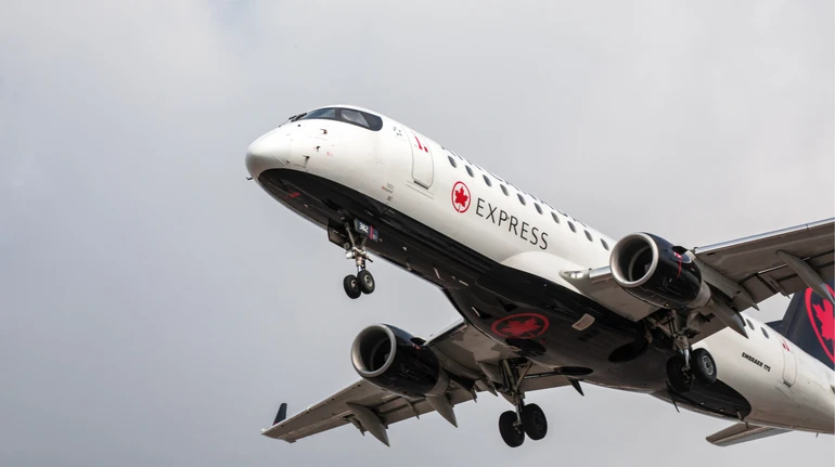 У Нью-Йорку в аеропорті літак врізався в пожежну машину