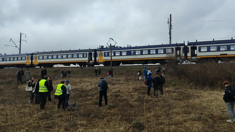 Train from Kyiv evacuated in middle of field due to strike threat – Ukrainska Pravda