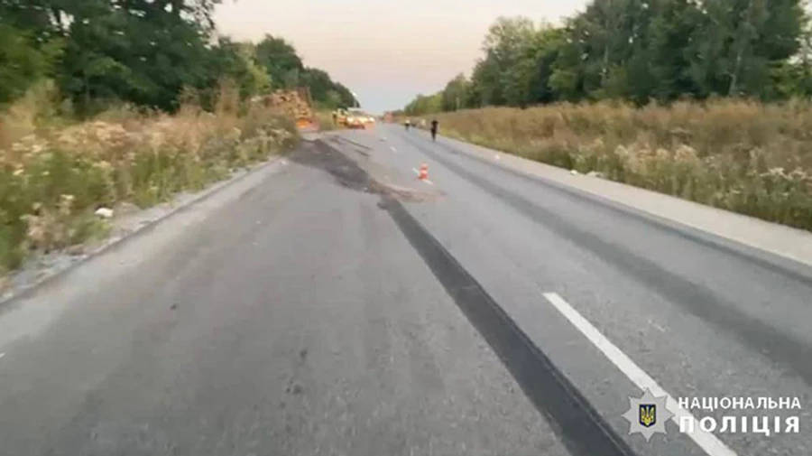 На Вінничині під час зіткнення легковика та вантажівки загинуло 9 людей