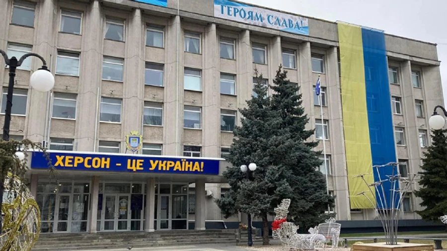 Росіяни вночі обстріляли Херсон, двоє людей поранені