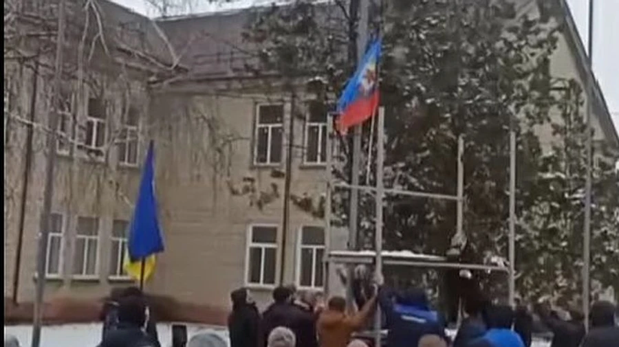 У Старобільську мешканці зняли прапор окупантів і заспівали гімн України