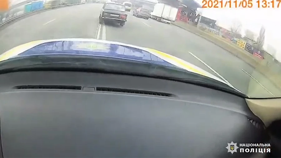 Убегал от полиции: водитель летел по встречке, сбил торговые палатки и машину и сам дважды перевернулся