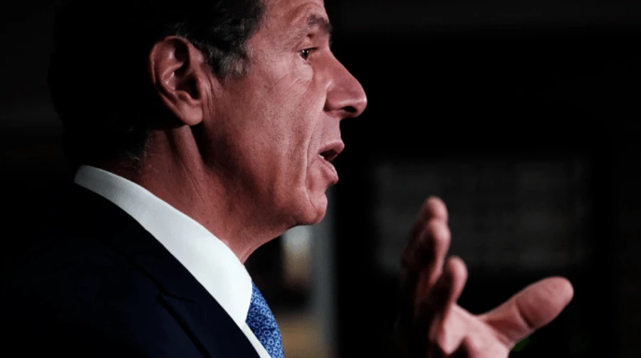 На бывшего губернатора Нью-Йорка подали в суд за сексуальные домогательства