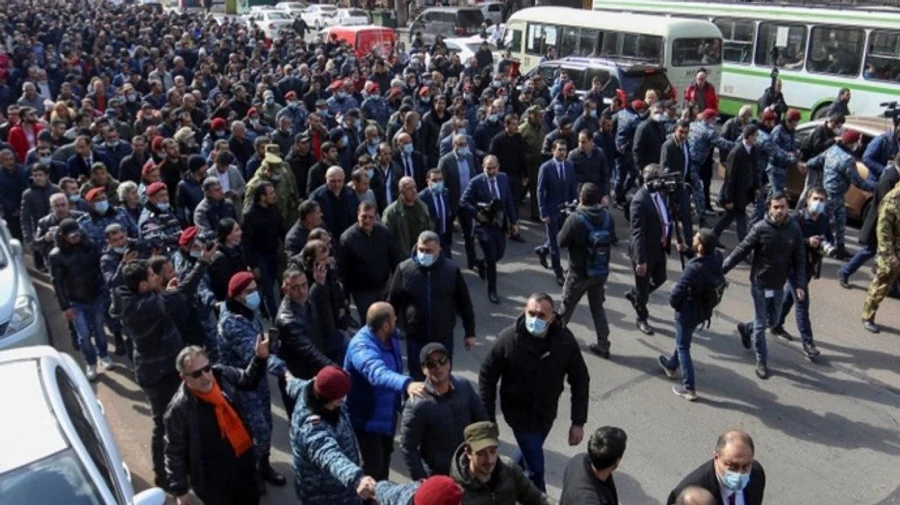 Протестувальники в Єревані заблокували будівлю парламенту