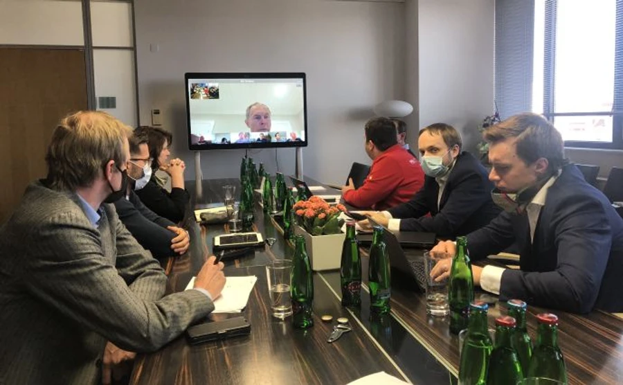 Чеський міністр заплатив штраф за те, що був на відеоконференції без маски