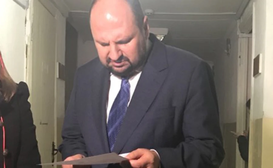 Суд вновь обязал Розенблата носить электронный браслет