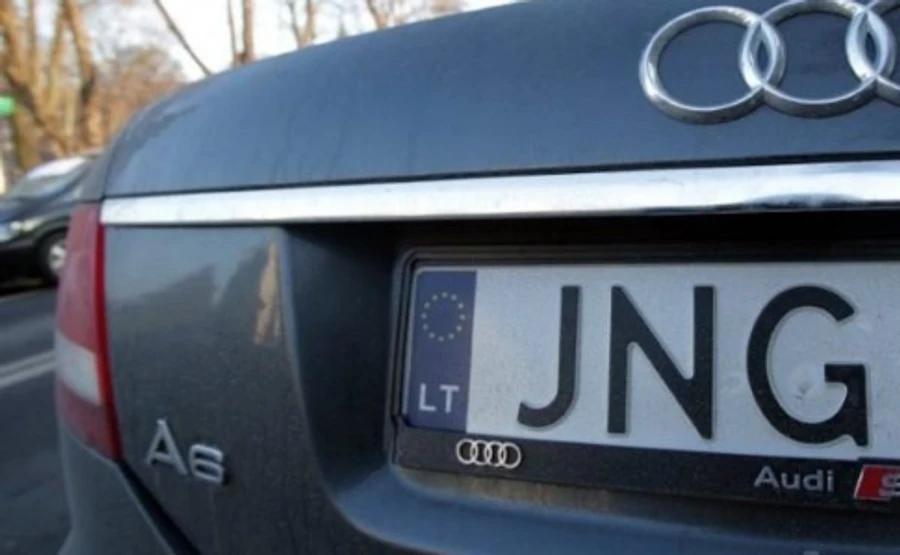 Авакову дали місяць, щоб припинити зупинки авто на бляхах