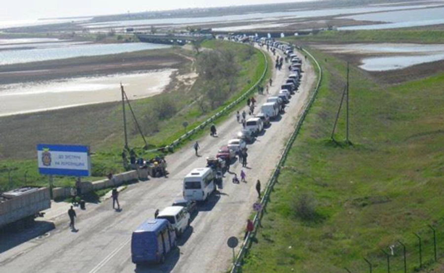 На КПВВ до анексованого Криму черги: окупанти зволікають з пропуском