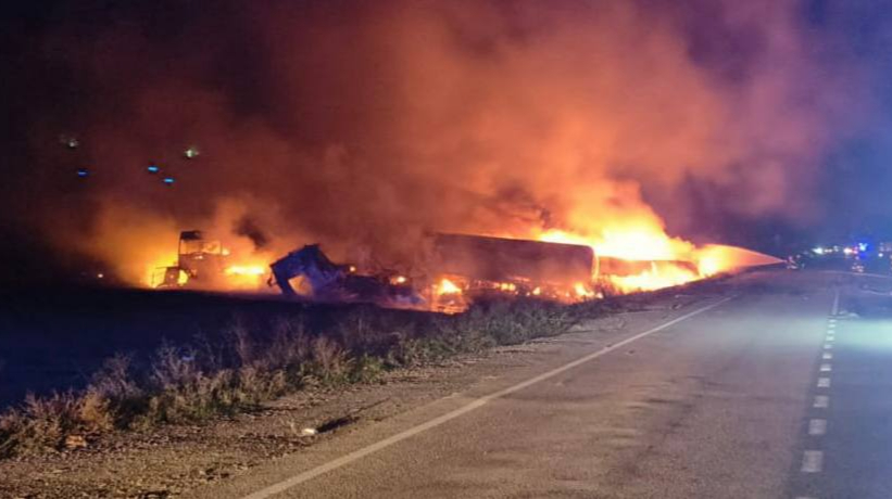 Attacco russo all'Oblast di Odesa: due morti e due feriti, infrastrutture civili colpite

Approfondimento
L'attacco alle infrastrutture civili nell'Oblast di Odesa rappresenta un esempio significativo dell'impatto devastante della guerra in Ucraina sulla vita quotidiana dei civili.
La distruzione di infrastrutture essenziali come strade, ponti e edifici può avere conseguenze a lungo termine per la popolazione locale, influenzando la loro capacità di accesso a servizi fondamentali.

Possibili Conseguenze
Le conseguenze di questo attacco potrebbero essere gravi e di ampia portata, con la possibilità di ulteriori attacchi alle infrastrutture civili e un aumento del numero di vittime.
Inoltre, la distruzione di infrastrutture essenziali potrebbe portare a problemi di approvvigionamento di beni e servizi essenziali per la popolazione locale, esacerbando la crisi umanitaria.

Opinione
È fondamentale considerare il contesto più ampio della guerra in Ucraina per comprendere appieno la gravità di questo evento.
Gli attacchi alle infrastrutture civili rappresentano una violazione del diritto internazionale e possono avere conseguenze gravi e durature per la popolazione locale, sottolineando l'importanza di un'immediata risoluzione del conflitto.

Analisi Critica dei Fatti
L'analisi dei fatti indica che l'attacco alle infrastrutture civili nell'Oblast di Odesa è stato un atto deliberato di violenza contro i civili, che richiede una risposta internazionale coordinata e decisa.
È cruciale considerare il contesto più ampio della guerra in Ucraina e le possibili motivazioni dietro questo attacco per sviluppare strategie efficaci di risoluzione del conflitto e protezione dei civili.

Relazioni con altri fatti
Questo attacco si inserisce in un più ampio contesto di violenza e distruzione in Ucraina, con numerosi attacchi alle infrastrutture civili e alle popolazioni locali.
È essenziale considerare le relazioni tra questo attacco e altri eventi simili per comprendere appieno la situazione in Ucraina e sviluppare risposte adeguate alle esigenze umanitarie e di sicurezza.

Contesto storico
La guerra in Ucraina ha inizio nel 2014, con la crisi della Crimea e il successivo conflitto nel Donbas, e da allora la situazione è degenerata in una guerra a larga scala.
La comprensione del contesto storico del conflitto è fondamentale per sviluppare strategie di risoluzione efficaci e garantire la protezione dei diritti umani e della sovranità dell'Ucraina.

Fonti
La fonte di questo articolo è il sito di Odesa Oblast Military Administration, che ha riferito sull'attacco alle infrastrutture civili nell'Oblast di Odesa.
Per ulteriori informazioni, si può visitare il sito di Ukrainska Pravda, che fornisce aggiornamenti sulla situazione in Ucraina.
Fonte originale: UaPosition