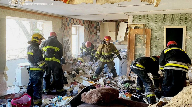 На Дніпропетровщині у багатоповерхівці стався вибух: врятували двох людей і дитину