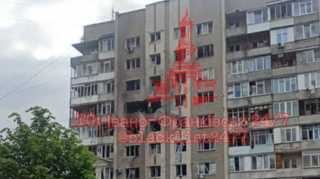 Росіяни влучили у багатоквартирний будинок в Івано-Франківську: є постраждалі