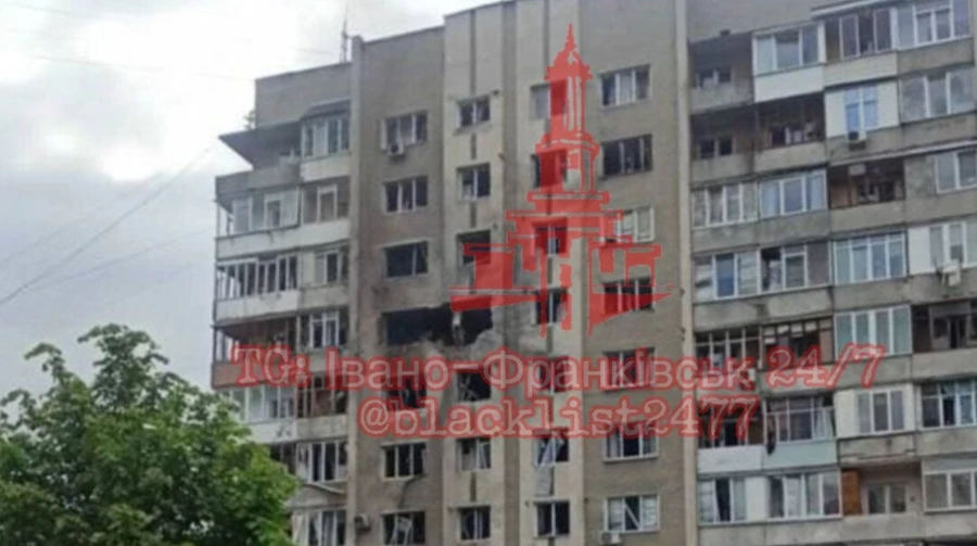 Росіяни влучили у багатоквартирний будинок в Івано-Франківську: є постраждалі
