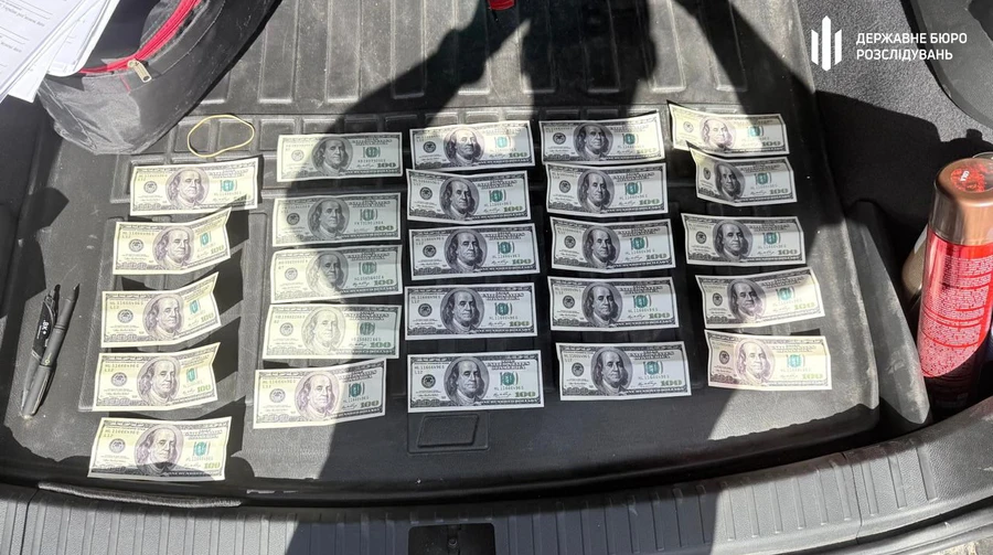 ДБР: Підполковника ТЦК затримали з 2,5 тисяч доларів хабаря за видалення розшуку в Оберезі
