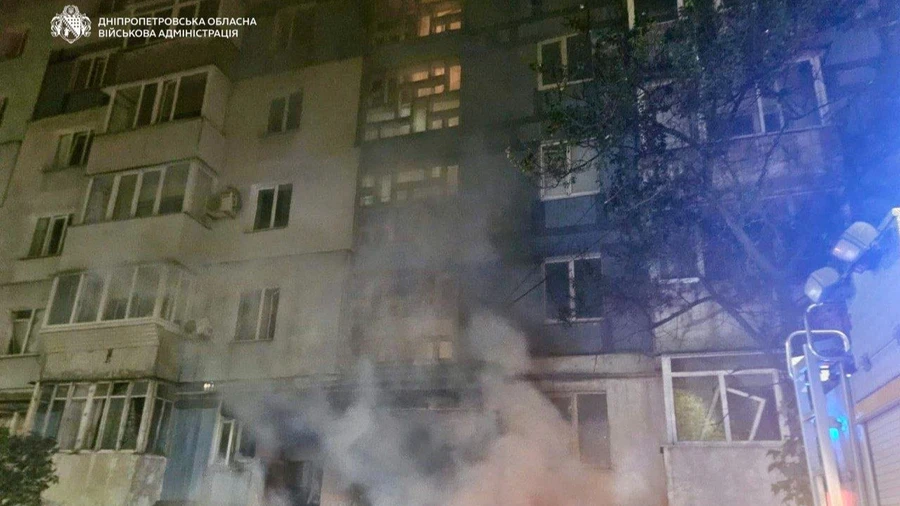 Из-за ночных атак россиян в Днепре 4 пострадавших, горели склады и автомобили – ОВА