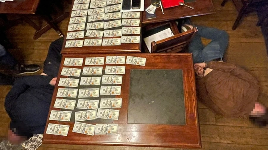 Рейдери намагалися дати полковнику СБУ 1 мільйон доларів хабара