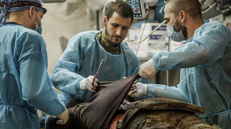 Змішали кров трьох, щоб відкачати пораненого. Як за допомогою підручних засобів рятували життя на Азовсталі