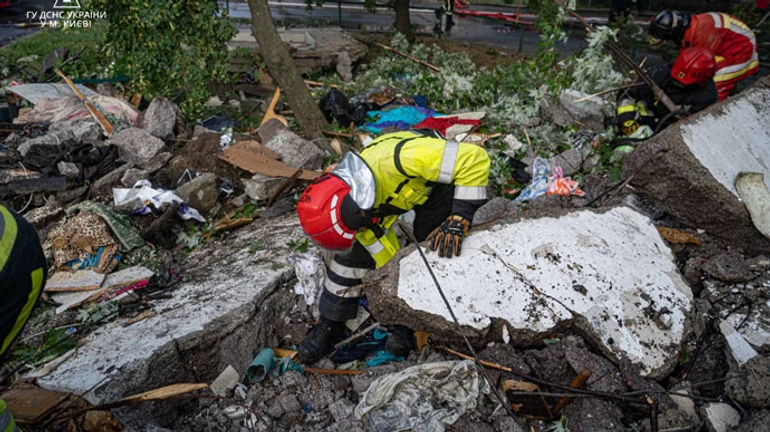 З-під завалів у Києві дістали третю загиблу 