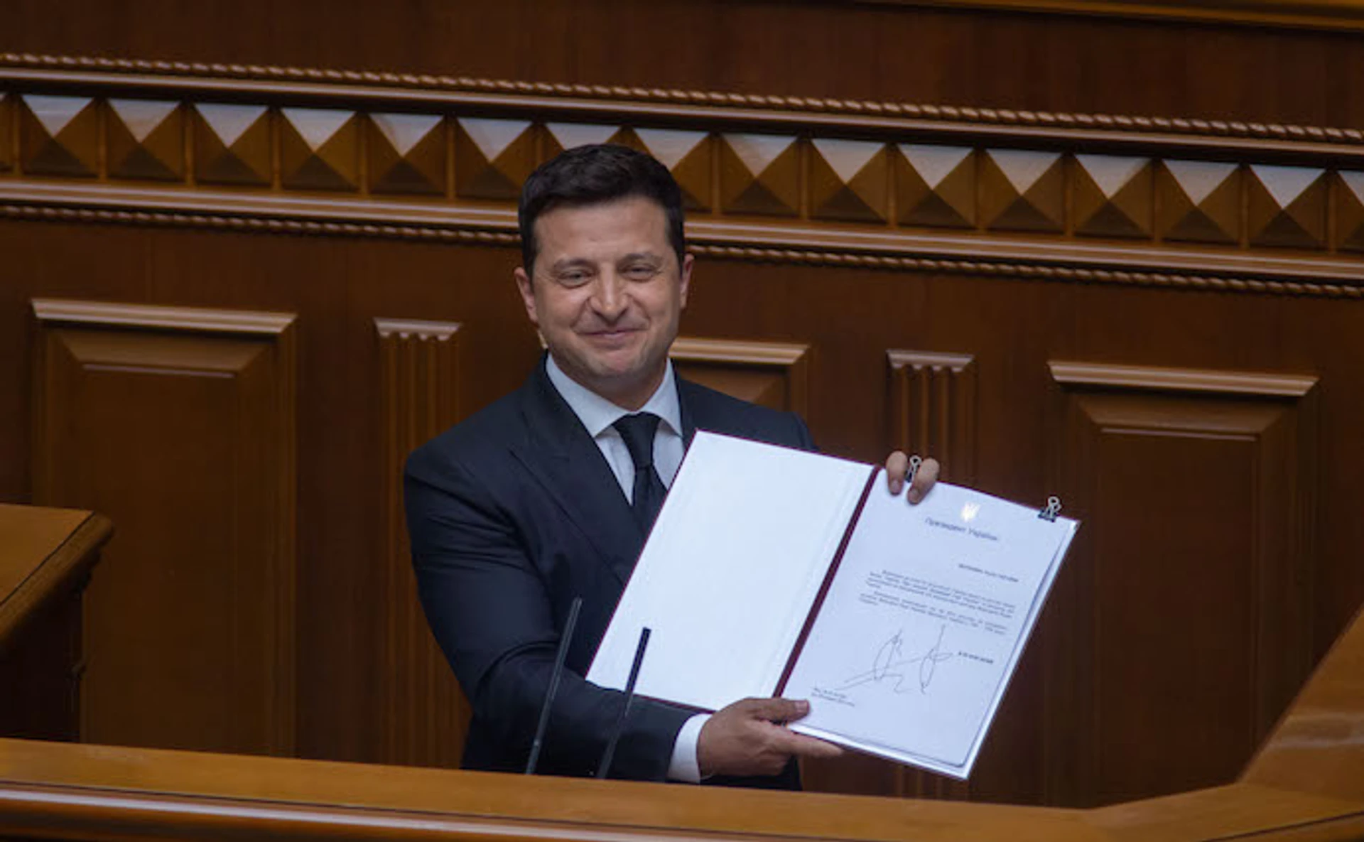 Зеленський збільшує зарплати лікарям, нардепи своїми ініціативами дають президенту ще більше влади