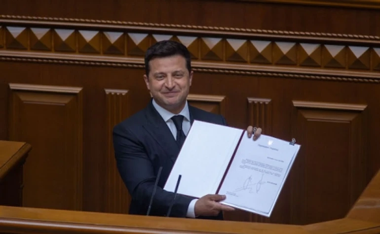 Зеленський збільшує зарплати лікарям, нардепи своїми ініціативами дають президенту ще більше влади