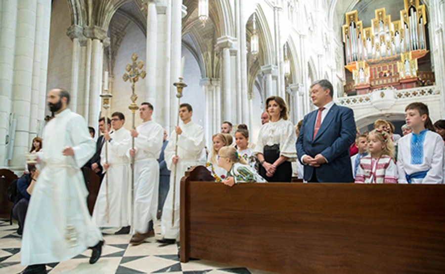 Порошенко молиться, щоб Україна отримала Томос до 28 липня