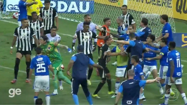 23 вилучення за масову бійку команд: у Бразилії побили рекорд червоних карток