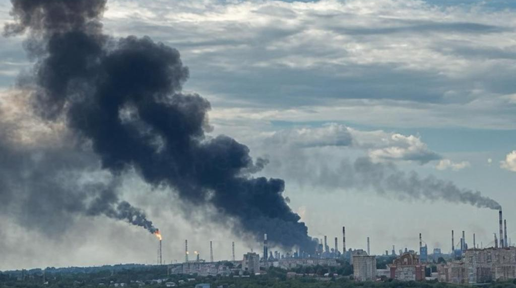 ССО уразили найбільший НПЗ Росії: дрони подолали 3 тисячі кілометрів