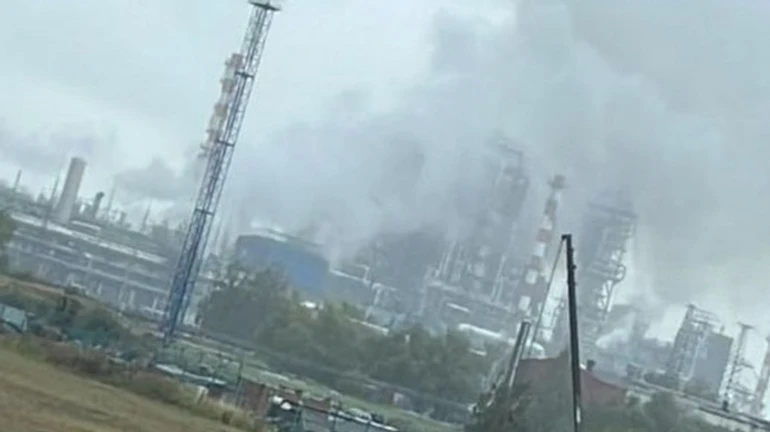 На одном из крупнейших НПЗ в России прогремел взрыв и начался пожар