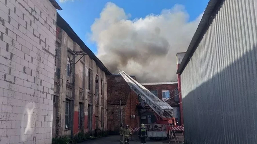 Large fire at paint and varnish storage point in Moscow Oblast; helicopters involved in extinguishing it