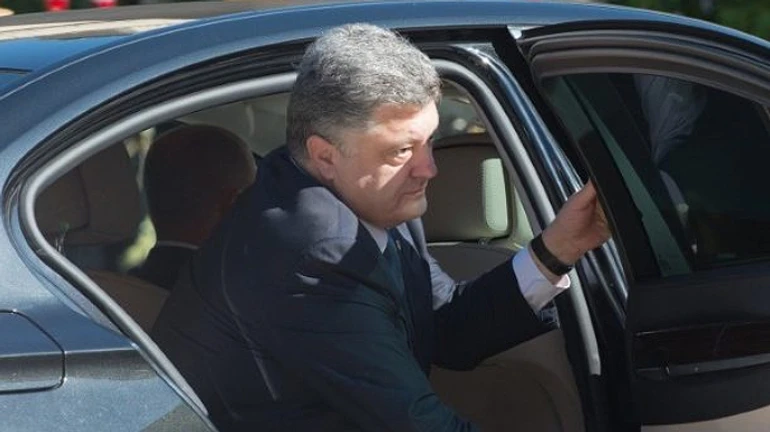 Не считывался QR-код: почему Порошенко не выпустили из Украины - источники