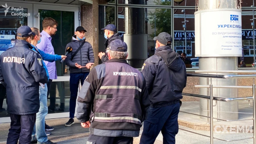 Двух нападавших на журналистов в Укрэксимбанке возобновили на должностях
