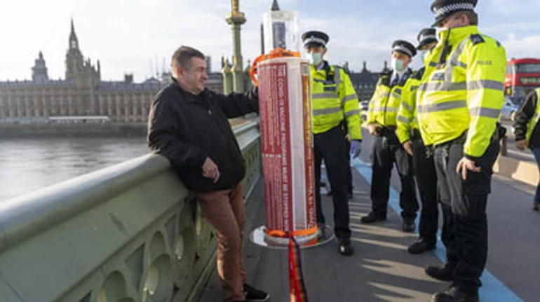 Подарок на Рождество: зачем Британия спешила со вторым локдауном и что это ей дало