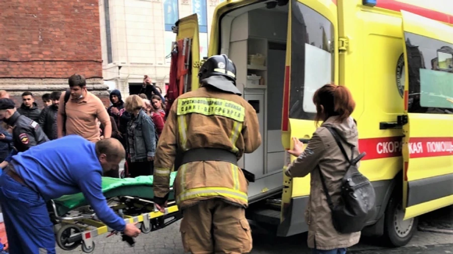 Чоловік з плакатом З днем народження, Путін підпалив себе в Петербурзі