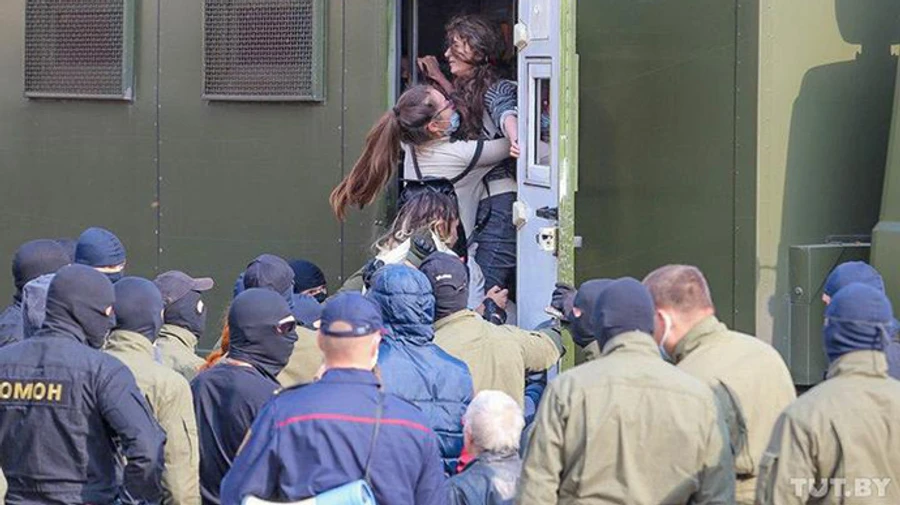 Женский марш в Минске: 10 тысяч участников, десятки задержанных