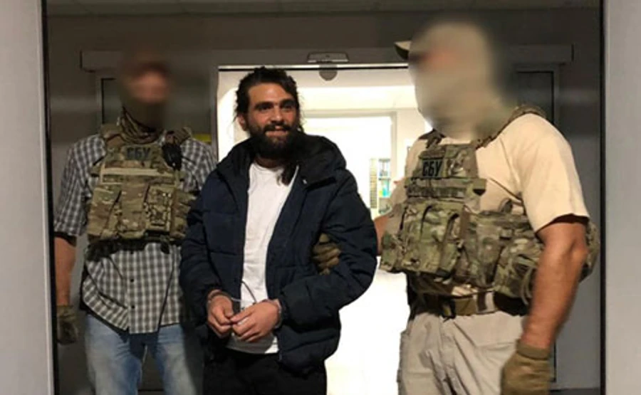 У прокуратурі показали, як екстрадували наркобарона-втікача