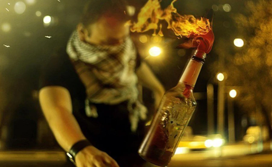 У Греції на посольство України напали з коктейлями Молотова