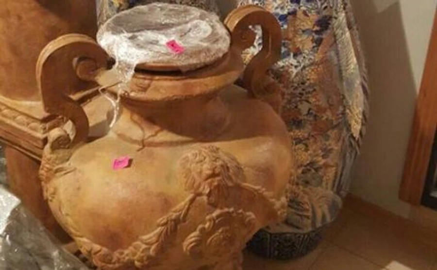 Луценко показал драгоценности, обнаруженные при обыске у Клюева