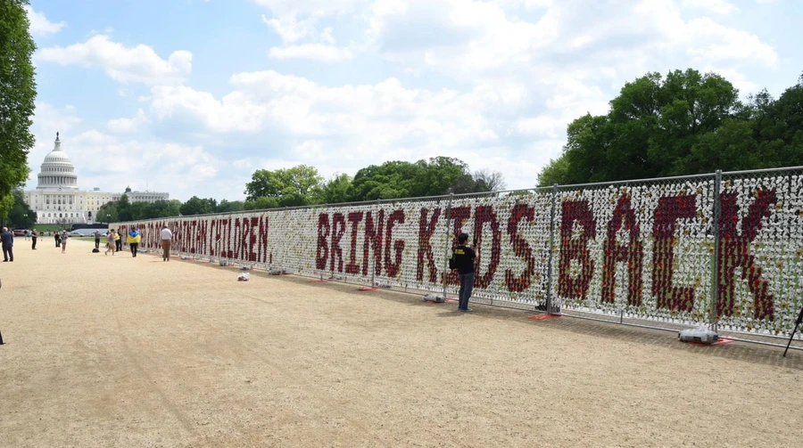 В Вашингтоне из 20 000 плюшевых медвежат выложили надпись о похищенных Россией украинских детях