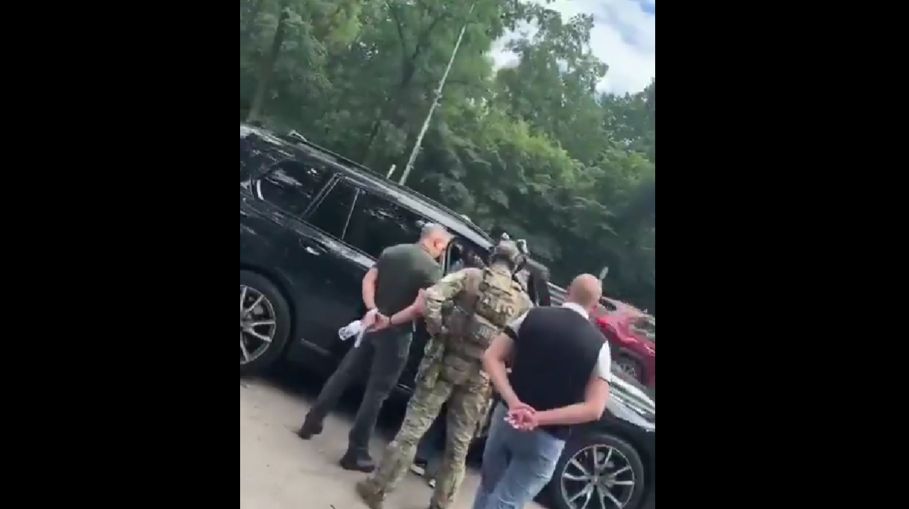 ДБР зупинило авто з ексвійськкомом Борисовим на виїзді з Киє