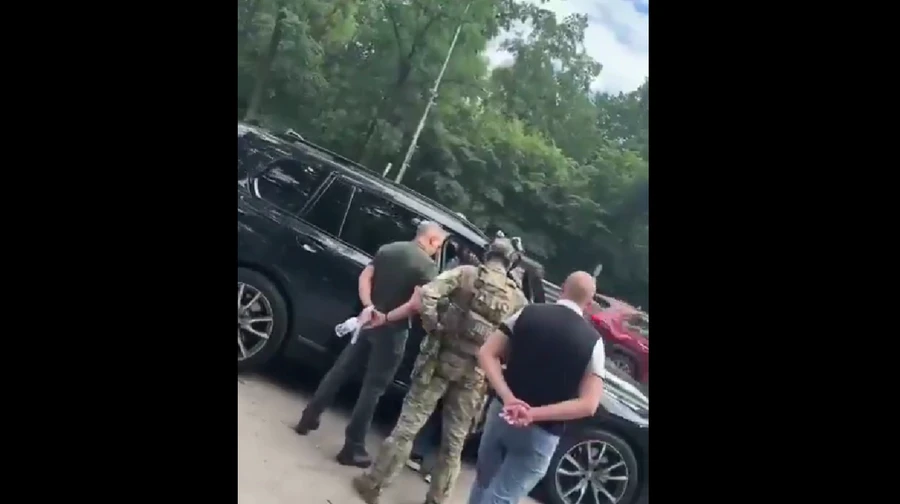 ДБР зупинило авто з ексвійськкомом Борисовим на виїзді з Києва і проводить обшуки – джерела