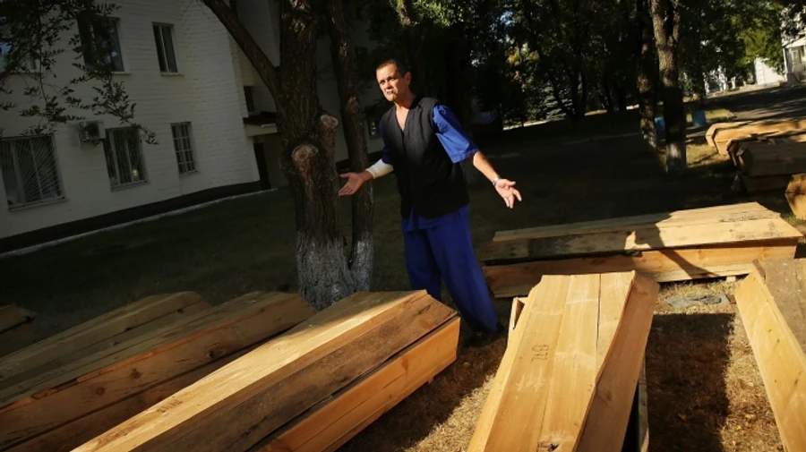 Russian soldiers started to be buried in mass graves