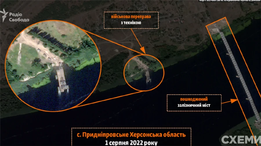 Оккупанты возле Херсона построили новую переправу: перевозят технику