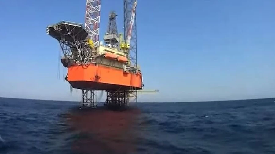 Оккупанты не могут потушить вышки Бойко в Черном море: огонь добрался до скважины